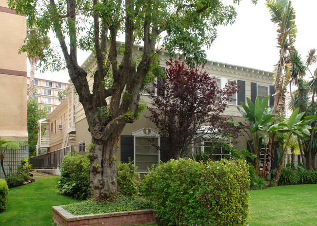 348 N Oakhurst Dr in Beverly Hills, CA - Foto de edificio - Building Photo