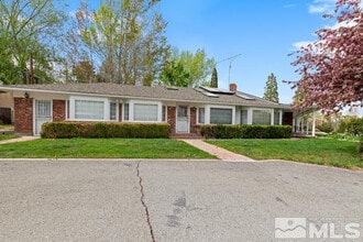 1880 Meadowview Ln in Reno, NV - Building Photo - Building Photo