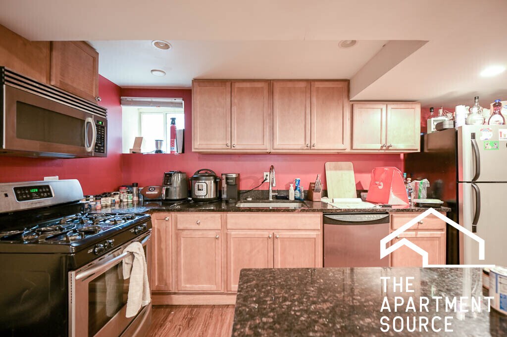 665 W Cornelia Ave, Unit g in Chicago, IL - Building Photo