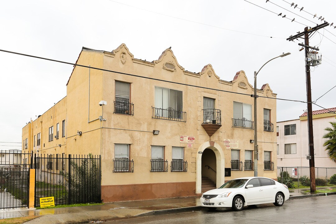 4243 Mont Clair St in Los Angeles, CA - Building Photo