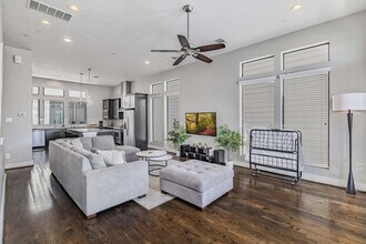 2114 Sabine St in Houston, TX - Foto de edificio - Building Photo