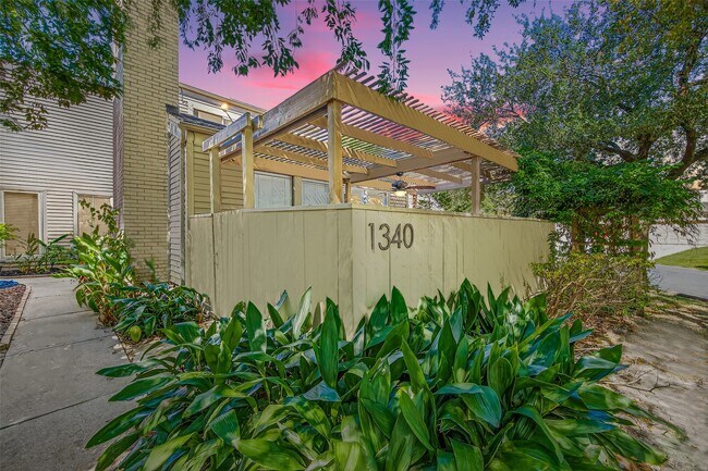 1340 Chardonnay Dr in Houston, TX - Building Photo - Building Photo