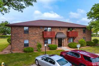 Fairway Apartments in Oshkosh, WI - Foto de edificio - Building Photo