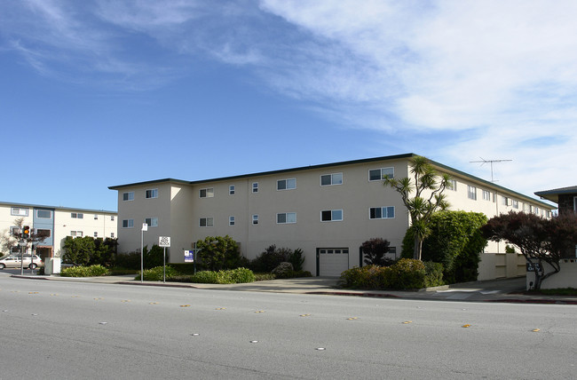 Bermuda Apartments in San Mateo, CA - Building Photo - Building Photo