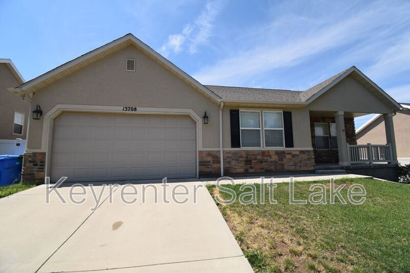13708 Daggerwing Way in Riverton, UT - Building Photo