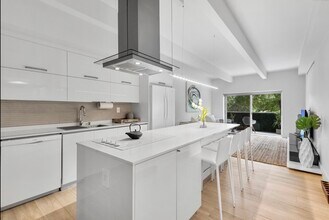 12105 NE 11th Pl in North Miami, FL - Foto de edificio - Building Photo