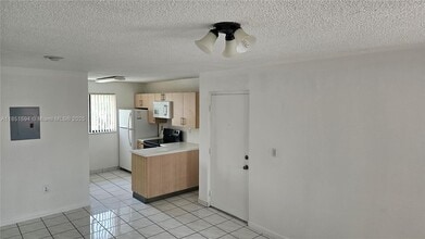 2710 W 60th Pl in Hialeah, FL - Building Photo - Building Photo