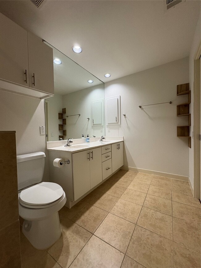 property at 2918 Commerce St