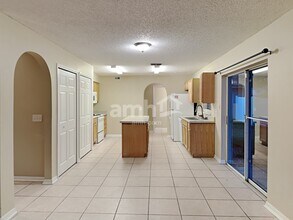 930 Mayfair St in Eustis, FL - Foto de edificio - Building Photo