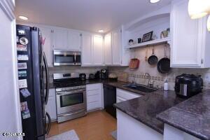 2388 Royal Ave in Simi Valley, CA - Building Photo - Building Photo