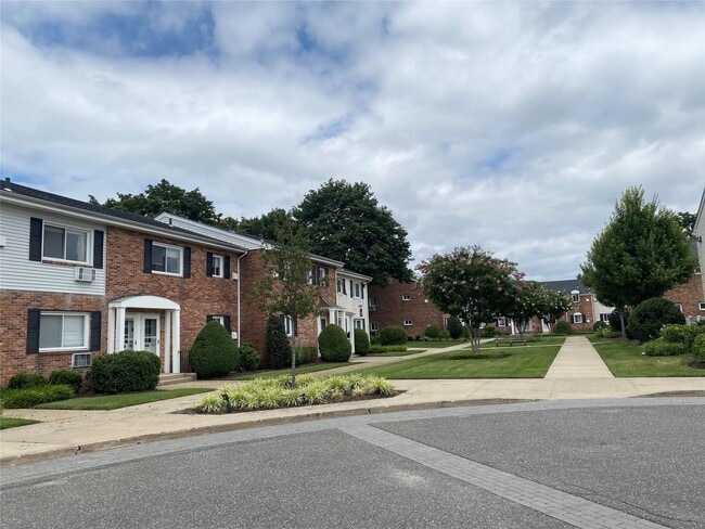 540 Dawson Ln in Jericho, NY - Foto de edificio - Building Photo