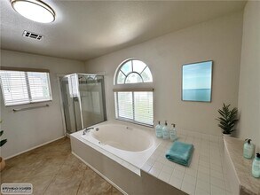 8204 Tivoli Cove Dr in Las Vegas, NV - Building Photo - Building Photo