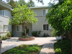 7310 Haskell Ave in Van Nuys, CA - Building Photo - Building Photo