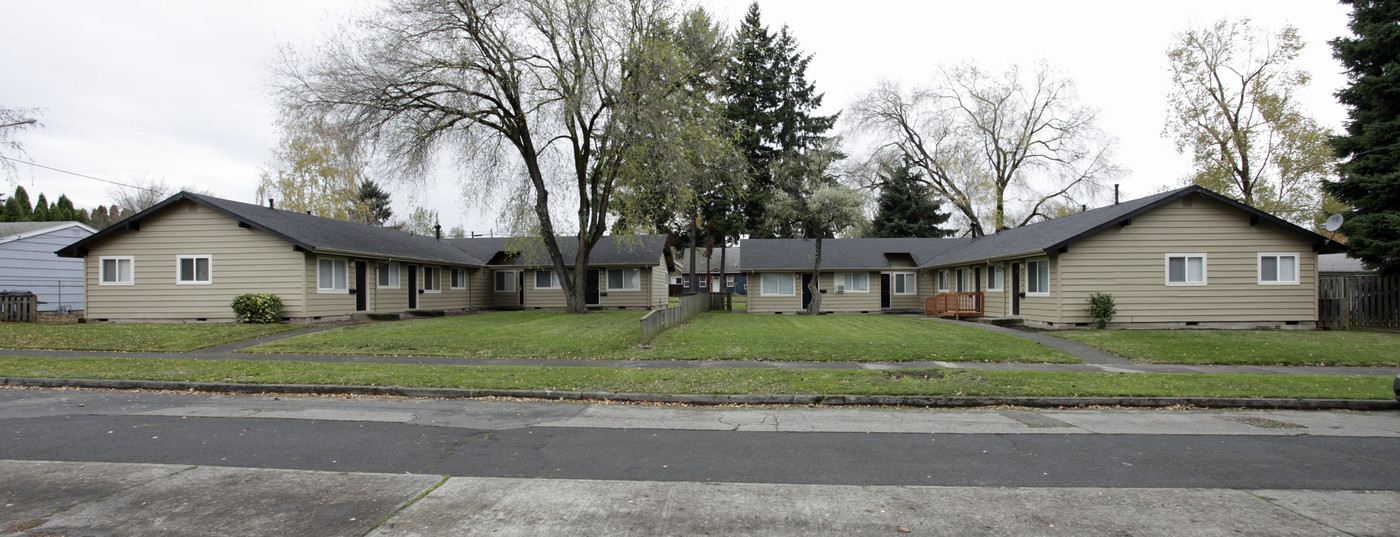 8309-8329 N Dwight Ave in Portland, OR - Building Photo