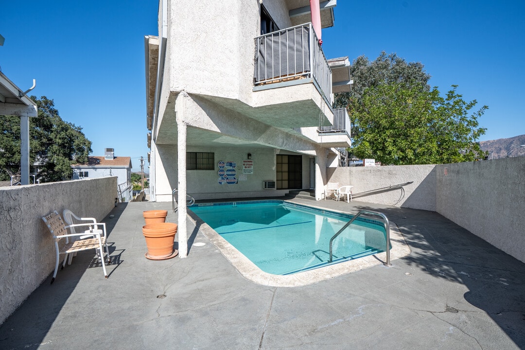 7762 Foothill Blvd in Tujunga, CA - Building Photo