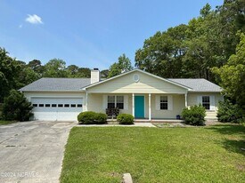 215 Finishing Ln in Sneads Ferry, NC - Building Photo