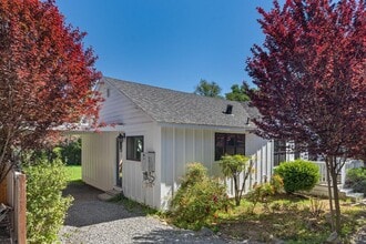 1554 Laurel St in Healdsburg, CA - Building Photo - Building Photo