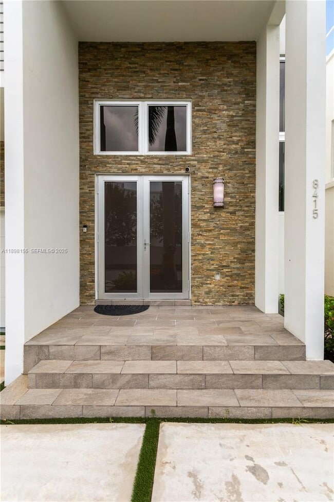 8415 NW 34th St in Doral, FL - Foto de edificio - Building Photo