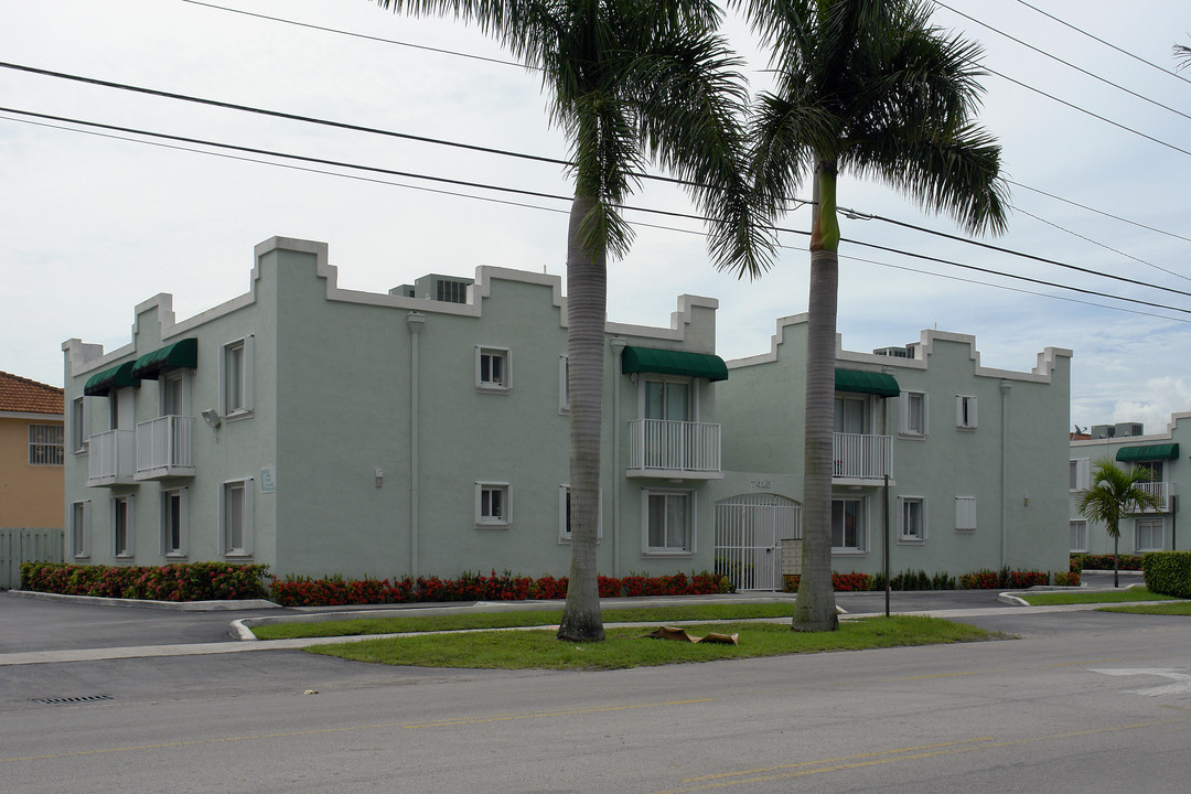 7425 W 24th Ave in Hialeah, FL - Foto de edificio