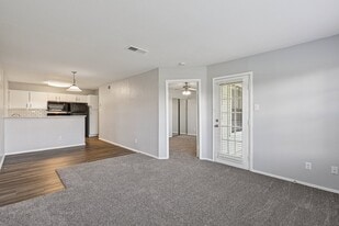 Raintree Apartments in Lake Jackson, TX - Building Photo