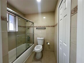 5655 NW 109th Ave in Doral, FL - Foto de edificio - Building Photo