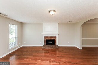 9945 Rivercliff Ln in Villa Rica, GA - Foto de edificio - Building Photo