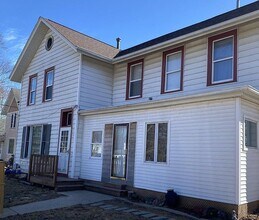 303 E Main St, Unit Upper in Cambridge, WI - Building Photo - Building Photo