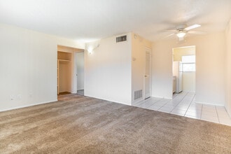 Midway Court Apartments in Clearwater, FL - Building Photo - Interior Photo