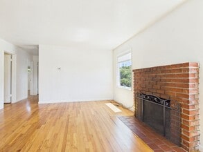 831 Avalon Pl in Del Rey Oaks, CA - Building Photo - Building Photo