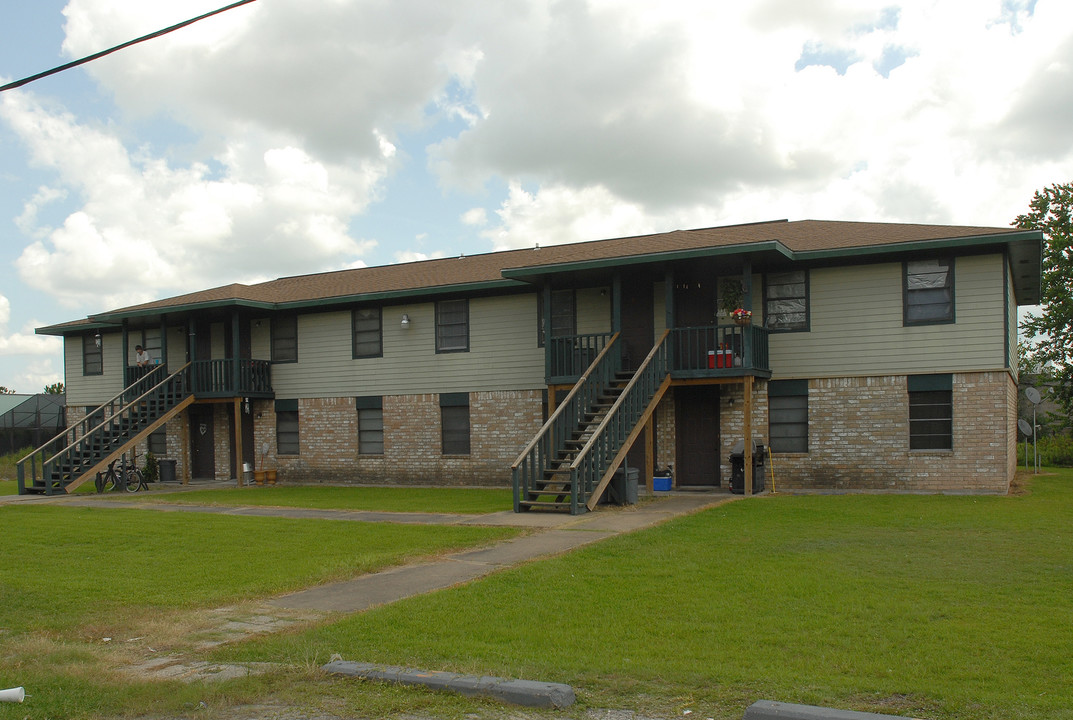 1215 5th St in Winnie, TX - Building Photo