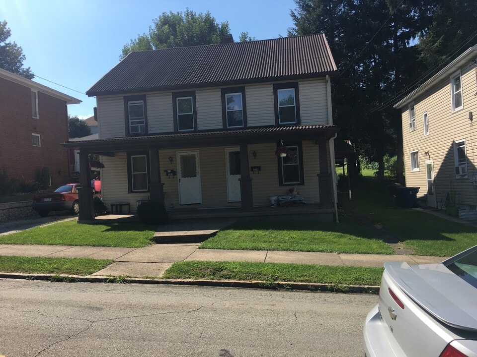 330 College Ave in Mount Pleasant, PA - Building Photo