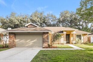 925 Clearcreek Dr in Tampa, FL - Building Photo