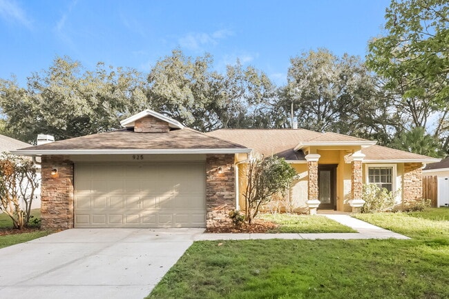925 Clearcreek Dr