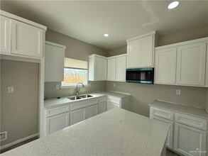 1604 2nd St, Unit 2 in Edinburg, TX - Building Photo - Building Photo