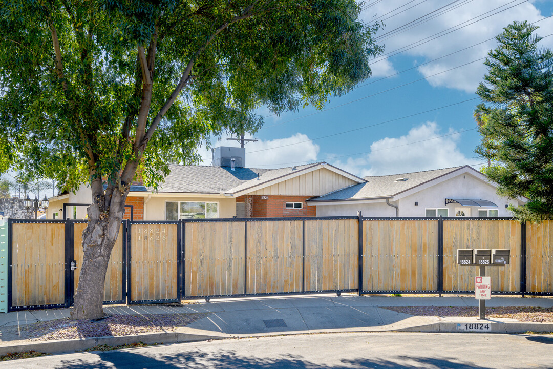 18824 Arminta St in Reseda, CA - Building Photo