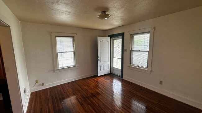 910 E 3rd Ave in Hutchinson, KS - Building Photo - Building Photo