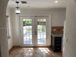 7550 SW 67th Ave in South Miami, FL - Foto de edificio - Building Photo
