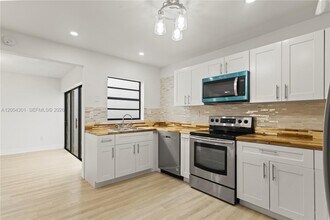 6745 NW 169th St in Hialeah, FL - Building Photo - Building Photo