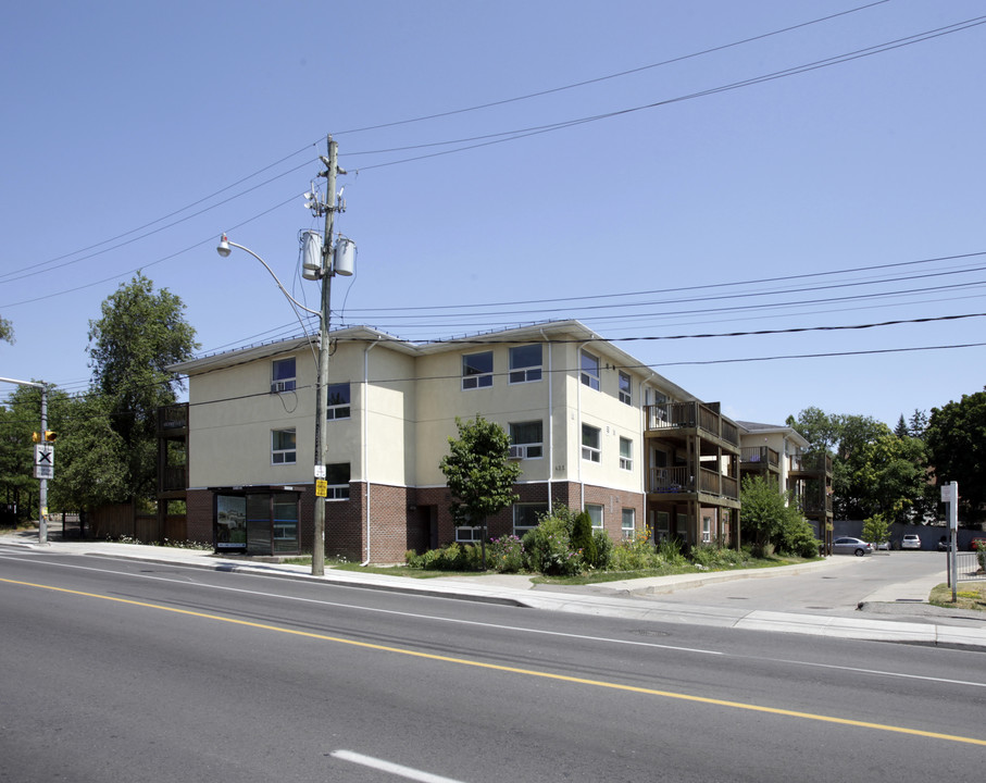 425 Coxwell Ave in Toronto, ON - Building Photo