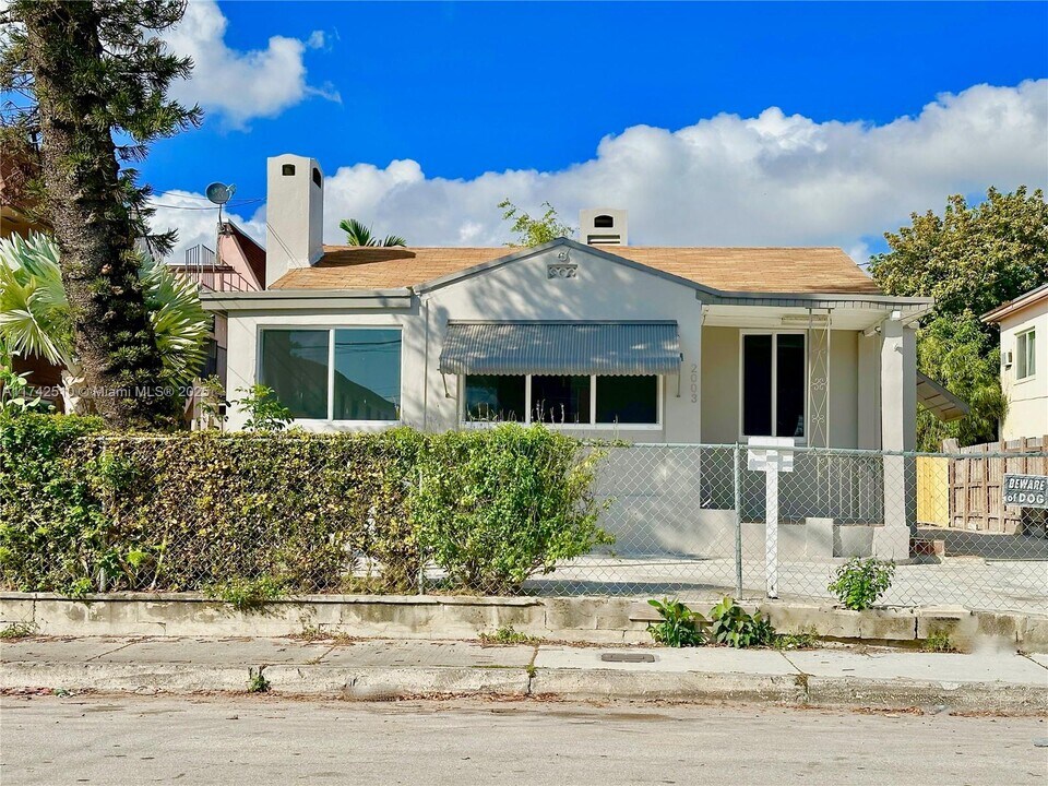 2003 NW Flagler Terrace in Miami, FL - Building Photo