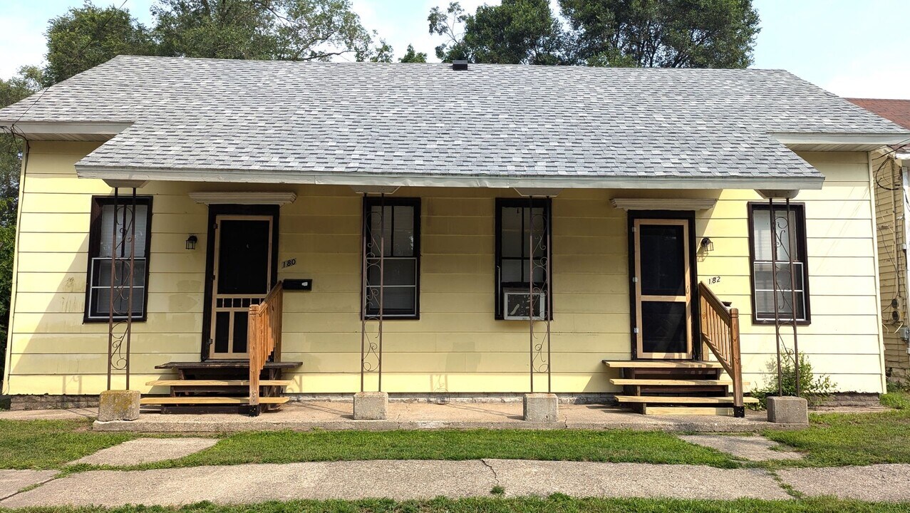 180-182 E Isabella Ave in Muskegon, MI - Building Photo