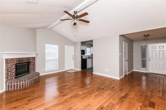 6320 Longmont Trail in Fort Worth, TX - Foto de edificio - Building Photo
