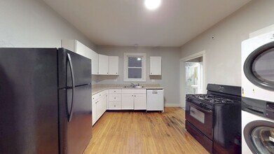 117 Ashmont St, Unit 1 in Portland, ME - Foto de edificio - Building Photo