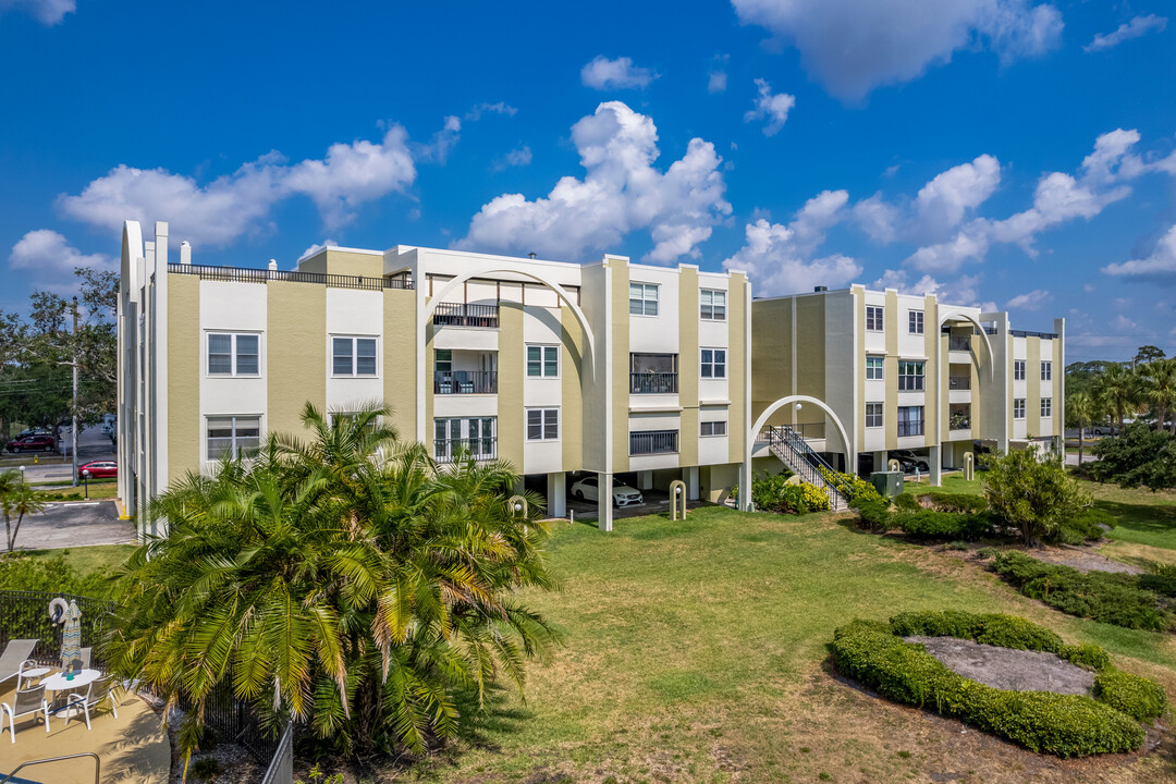 Racquet Club Northeast Condominiums in St. Petersburg, FL - Building Photo