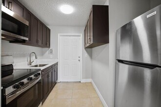850 E Commercial Blvd in Oakland Park, FL - Building Photo - Building Photo