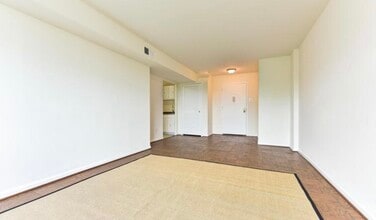 5340 Holmes Run Pkwy, Unit 600 in Alexandria, VA - Foto de edificio - Building Photo