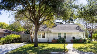 127 Pompano Ave in Galveston, TX - Building Photo