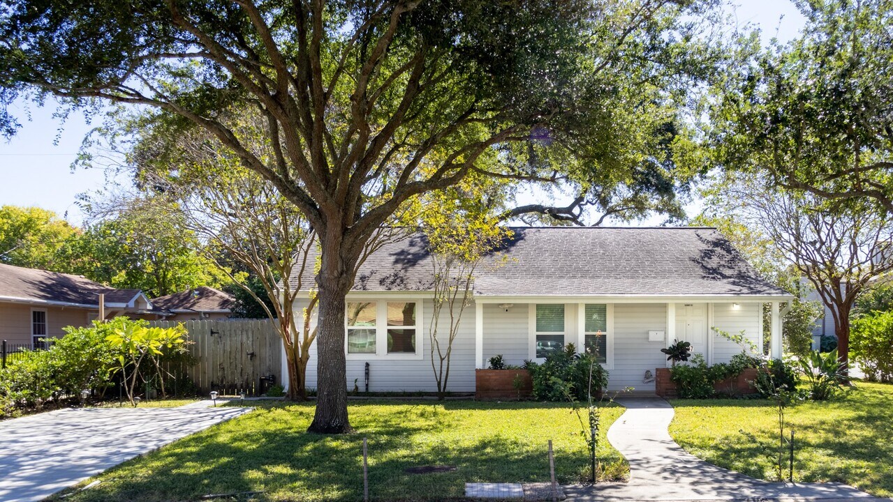 127 Pompano Ave in Galveston, TX - Building Photo