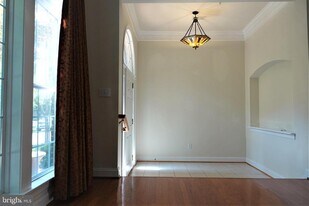 1115 Crestfield Dr in Rockville, MD - Building Photo