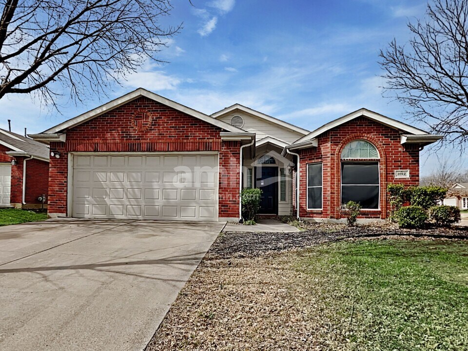 1012 Crane Cir in Saginaw, TX - Building Photo